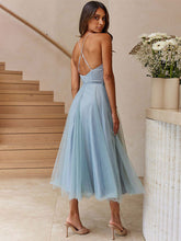 Vestido midi Corest con tirantes finos, fruncido y falda de tul con cordones